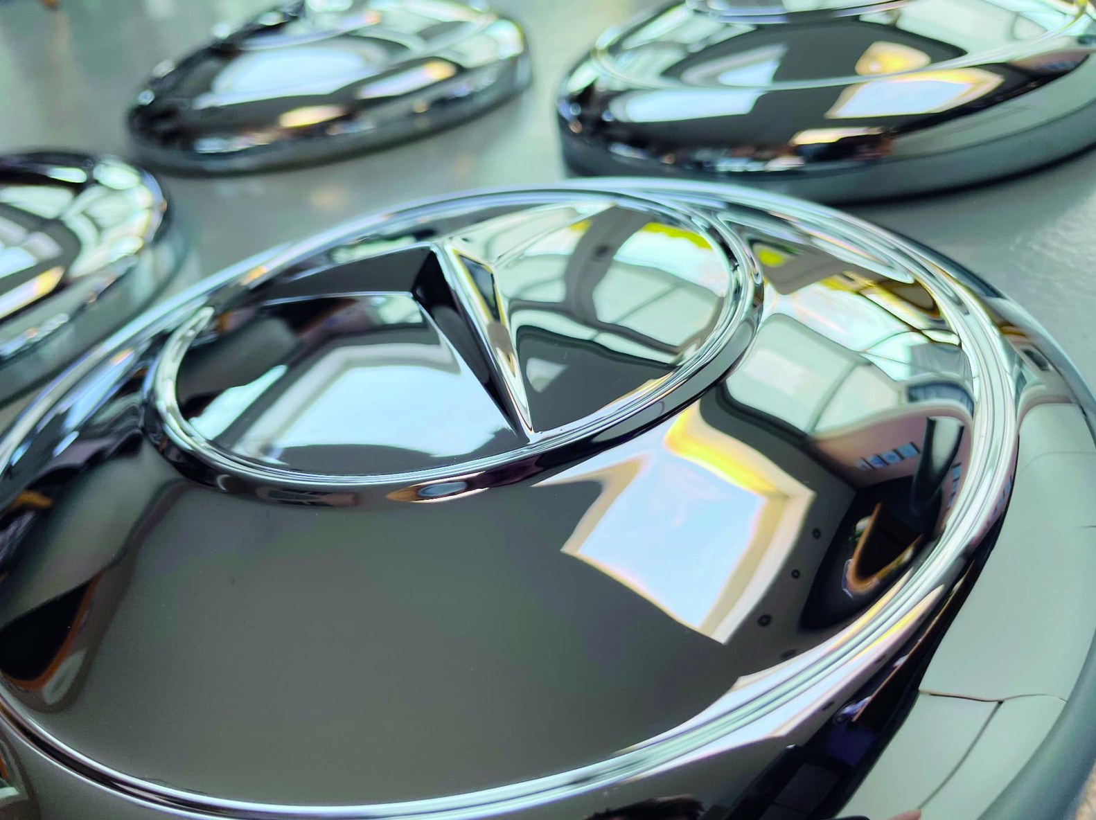 Vier opgeknapte chromen wieldoppen met Mercedes-ster